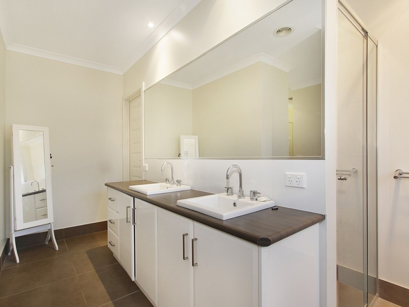 11 Olivers Road, Benalla VIC 3672