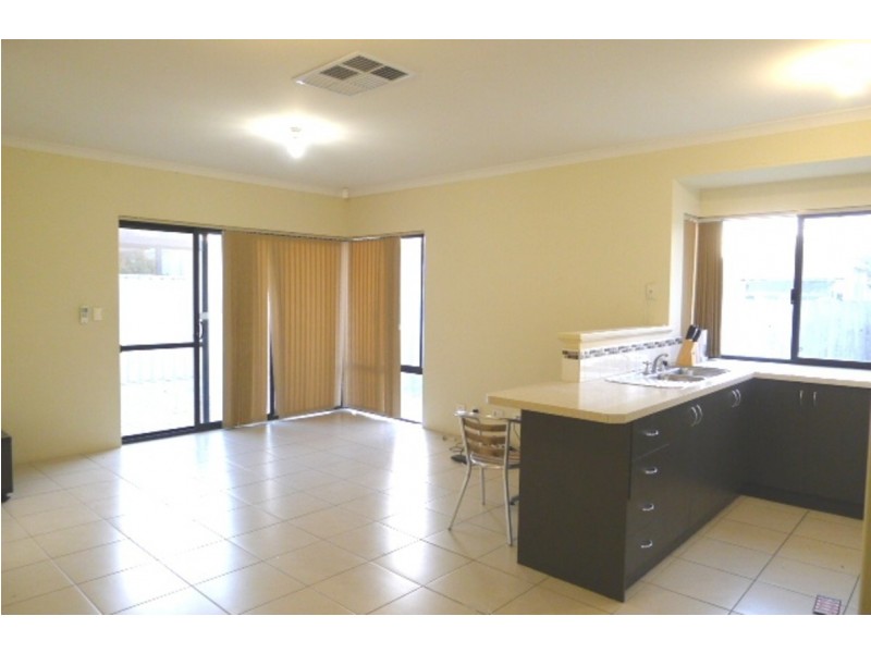 3/8 Brinkley Street, Cannington WA 6107