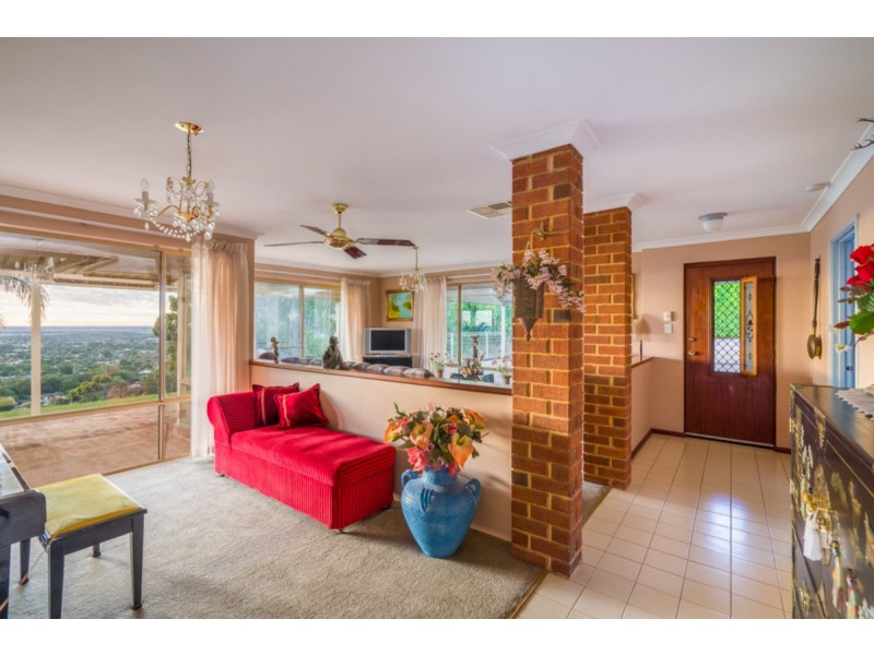 8 Fisher Place, Mount Nasura WA 6112