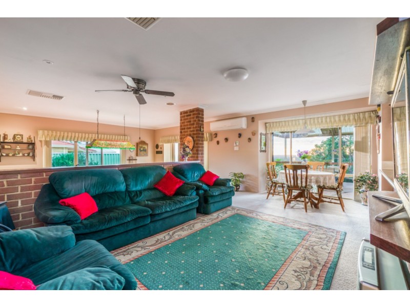 8 Fisher Place, Mount Nasura WA 6112