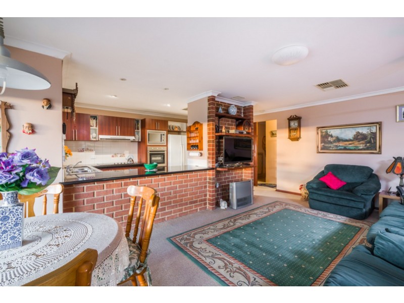 8 Fisher Place, Mount Nasura WA 6112