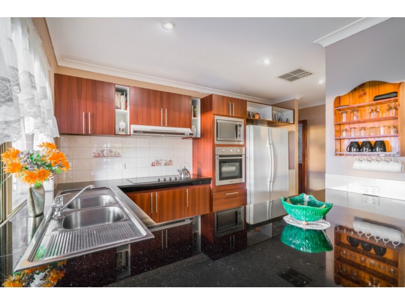 8 Fisher Place, Mount Nasura WA 6112