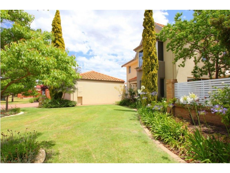 11 Rolls Court, Canning Vale WA 6155