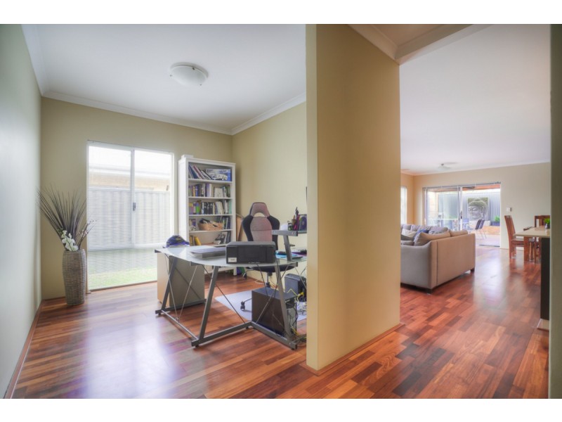 12 Barrington Avenue, Champion Lakes WA 6111