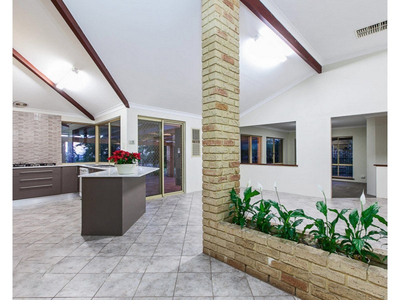 2 Chardonnay Grove, Mount Nasura WA 6112