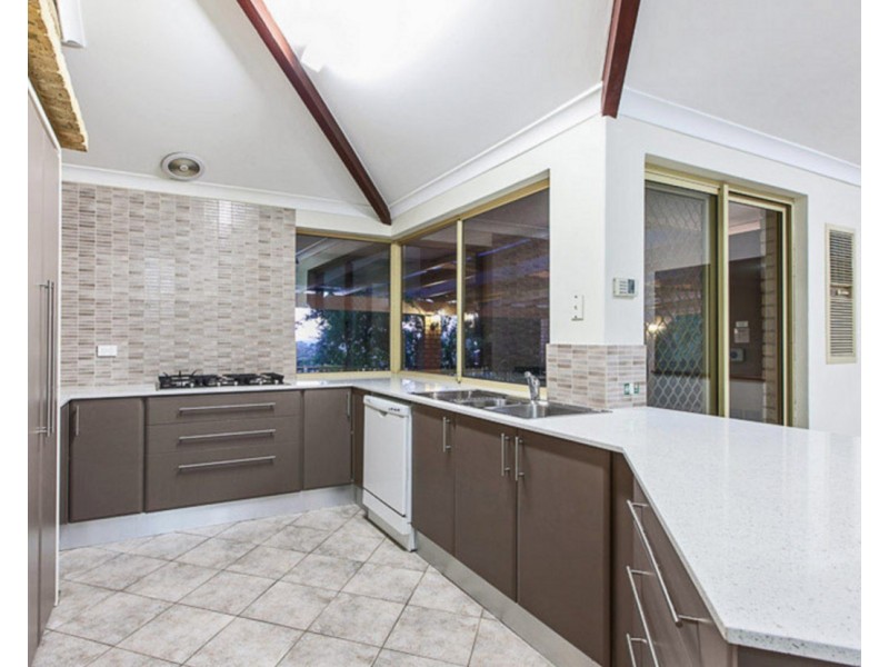 2 Chardonnay Grove, Mount Nasura WA 6112