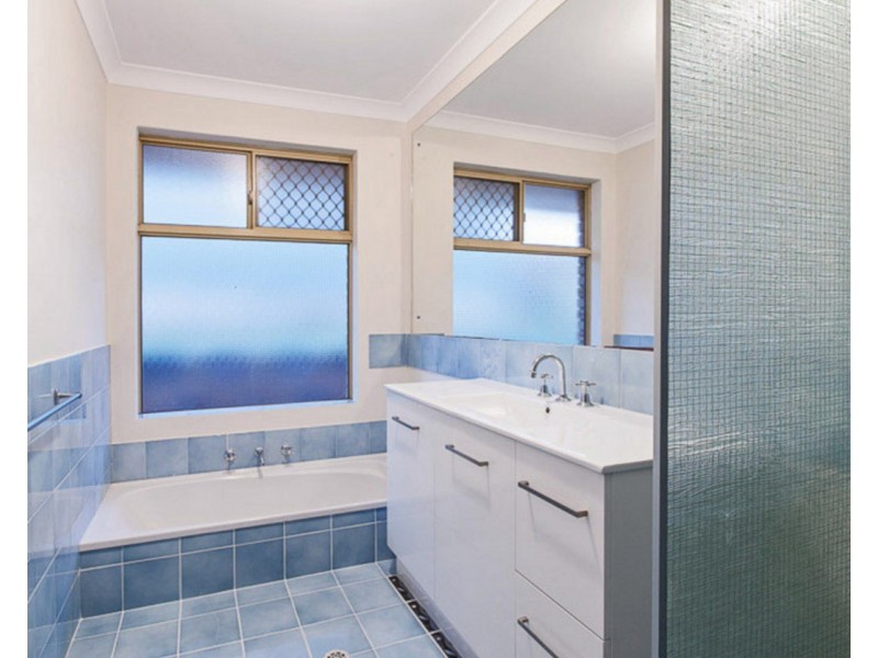 2 Chardonnay Grove, Mount Nasura WA 6112