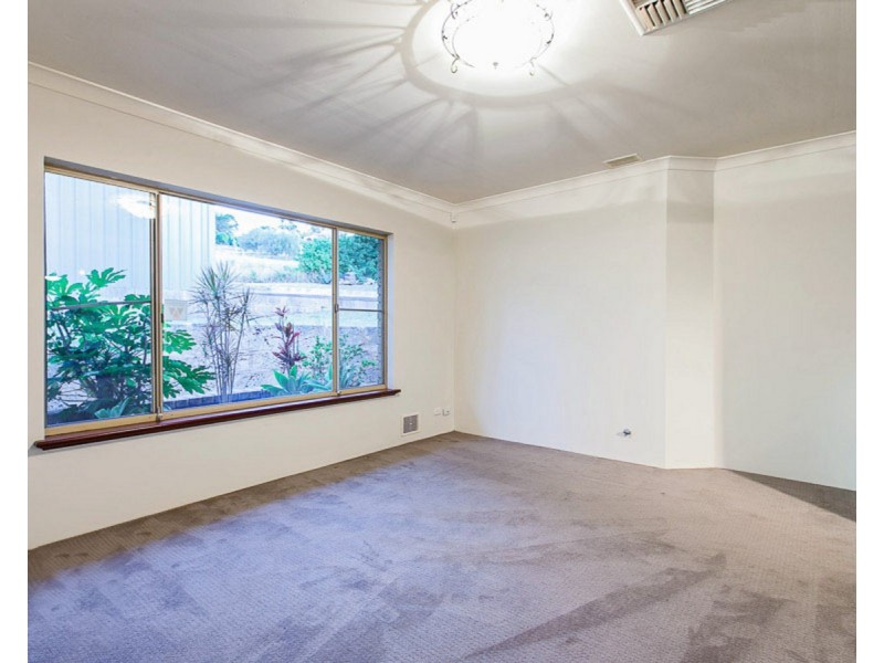 2 Chardonnay Grove, Mount Nasura WA 6112