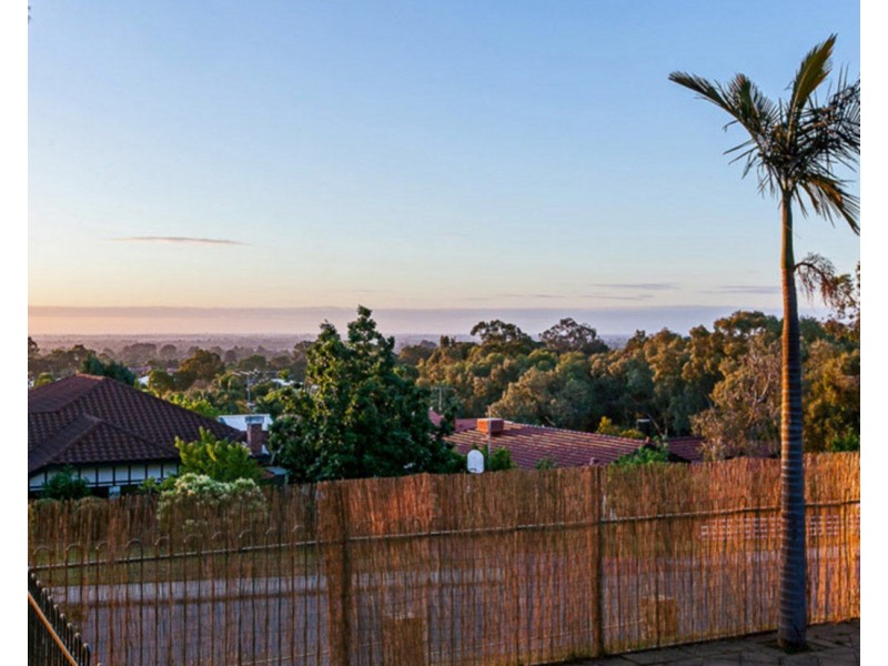 2 Chardonnay Grove, Mount Nasura WA 6112