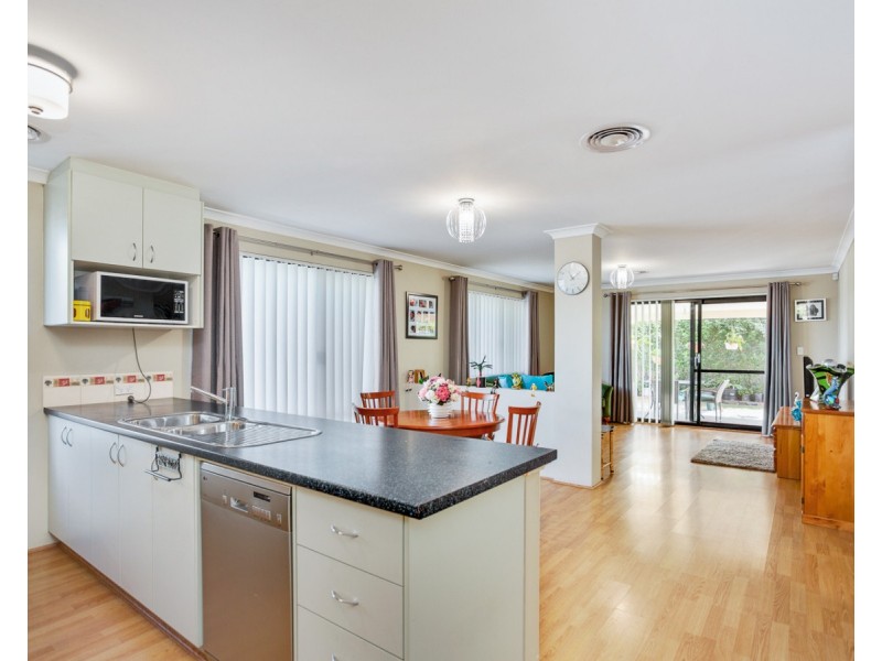 6 Sachem Bend, Piara Waters WA 6112