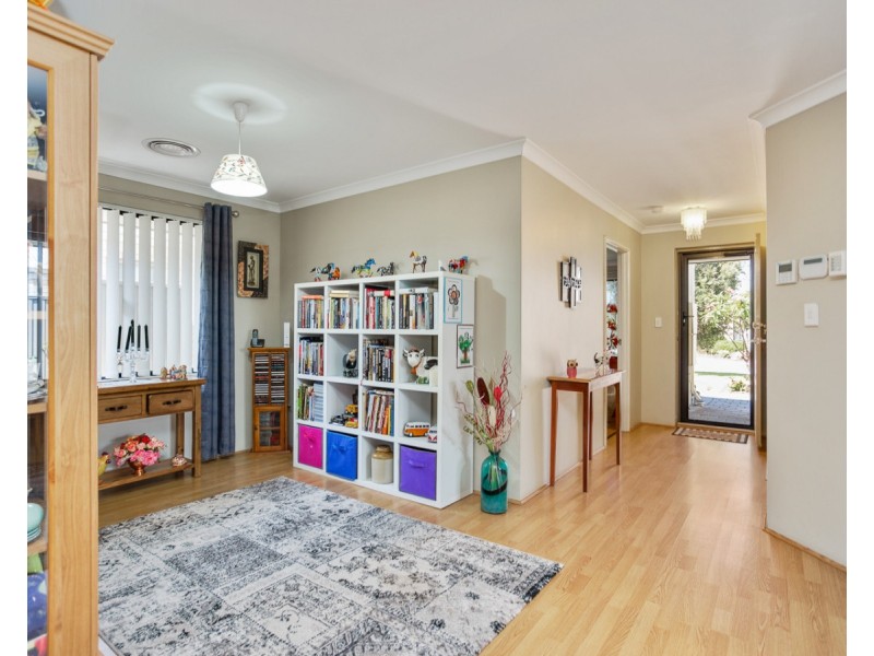 6 Sachem Bend, Piara Waters WA 6112