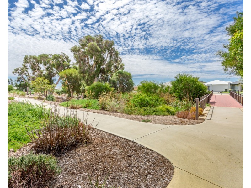 6 Sachem Bend, Piara Waters WA 6112