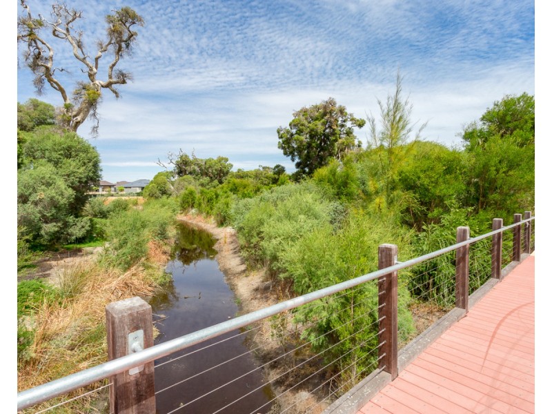 6 Sachem Bend, Piara Waters WA 6112