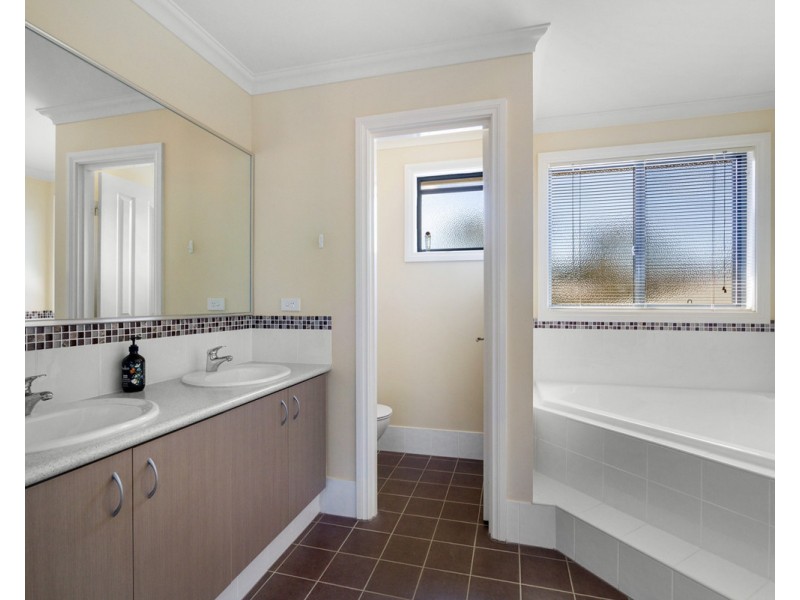 10 Ryniker Road, Bedfordale WA 6112