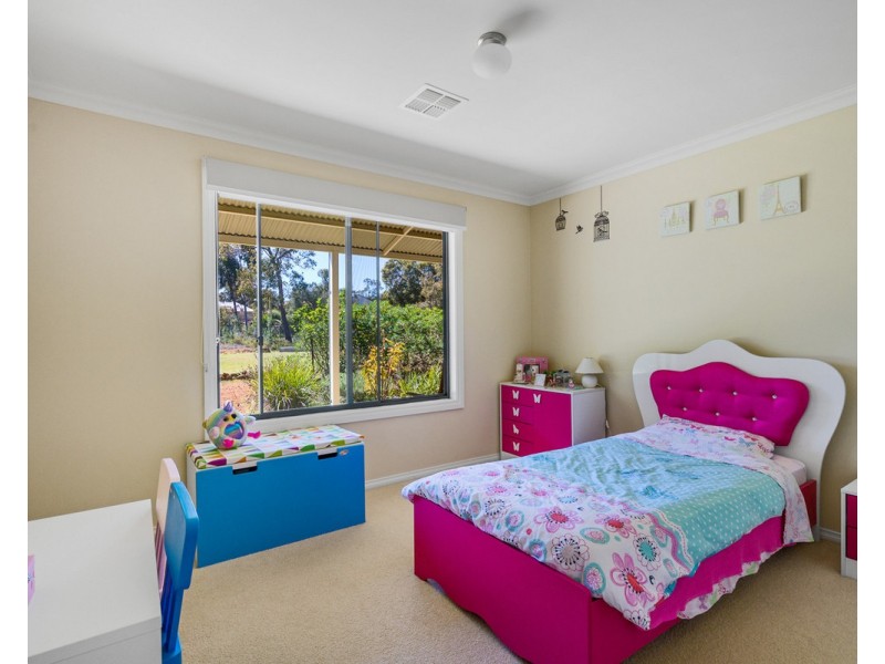 10 Ryniker Road, Bedfordale WA 6112