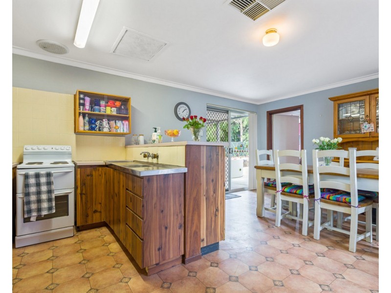 8 Foster Road, Kelmscott WA 6111