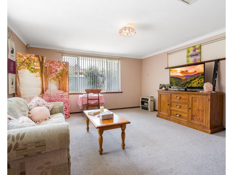 8 Foster Road, Kelmscott WA 6111