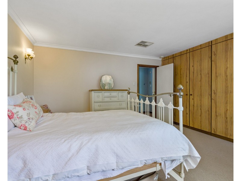 8 Foster Road, Kelmscott WA 6111