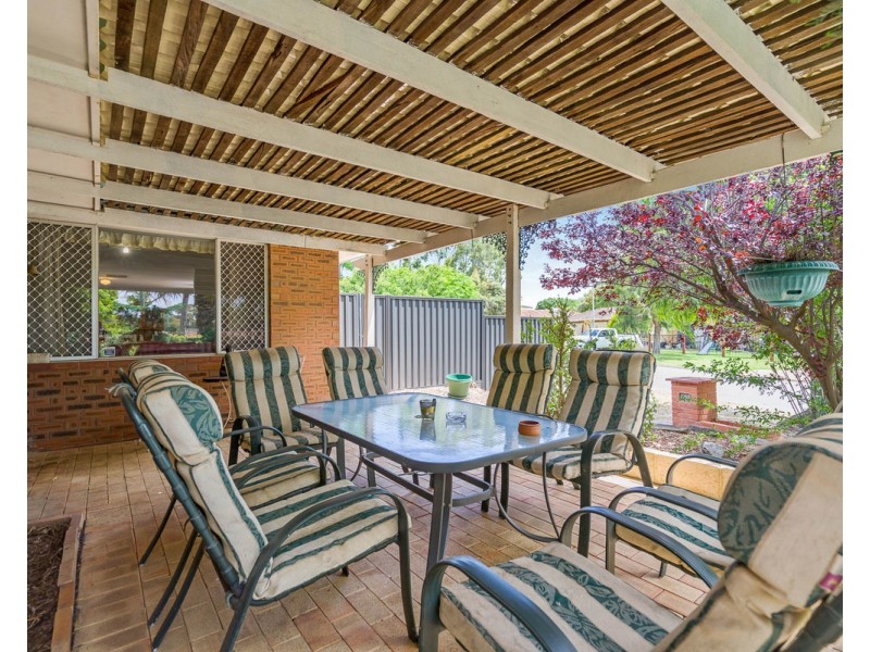 8 Foster Road, Kelmscott WA 6111