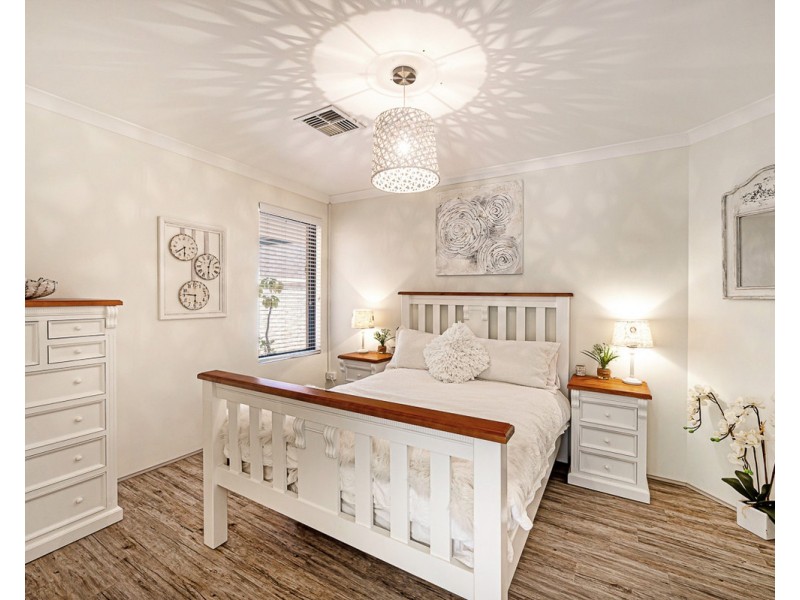 33 Frances Gregory Drive, Bedfordale WA 6112