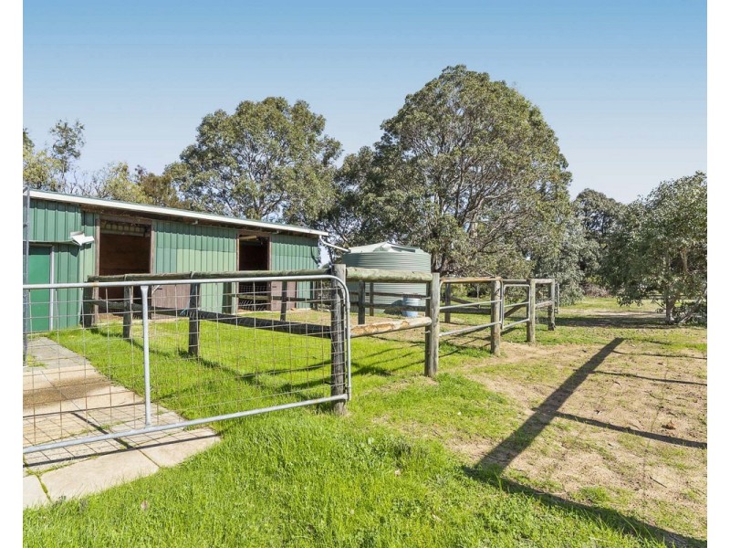 32 Kylie Road, Roleystone WA 6111