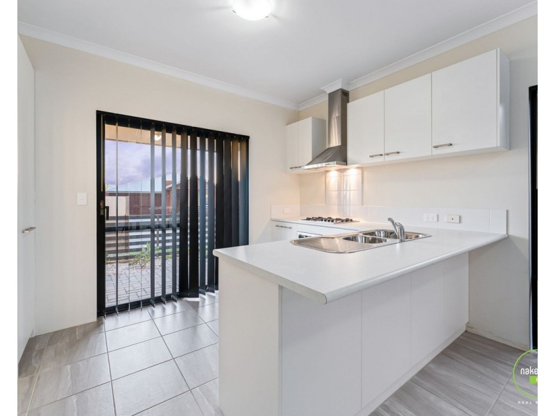 2/11 Yewers Drive, Champion Lakes WA 6111