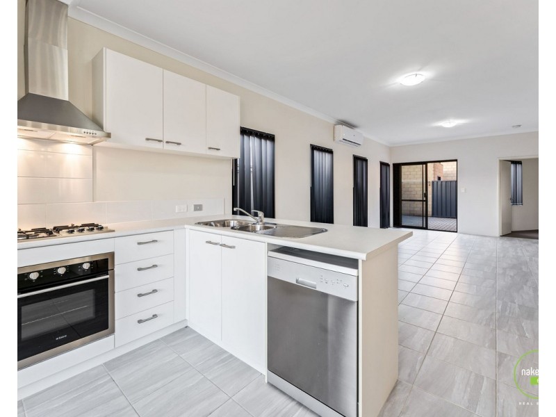 2/11 Yewers Drive, Champion Lakes WA 6111