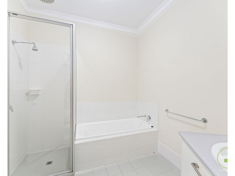 2/11 Yewers Drive, Champion Lakes WA 6111