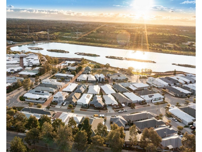 2/11 Yewers Drive, Champion Lakes WA 6111