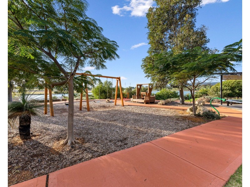 2/11 Yewers Drive, Champion Lakes WA 6111