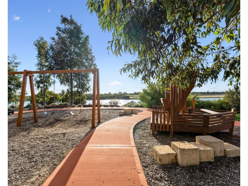 2/11 Yewers Drive, Champion Lakes WA 6111