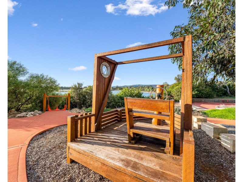 2/11 Yewers Drive, Champion Lakes WA 6111