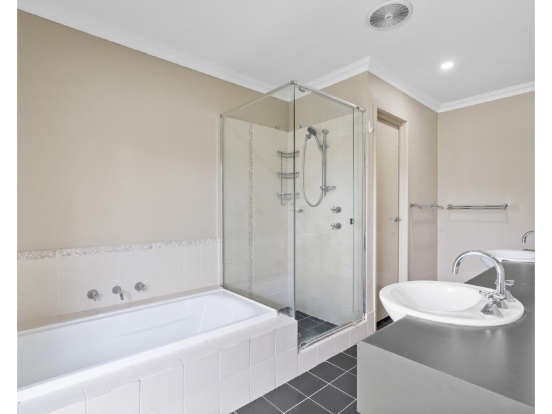 2 Isaba Parkway, Seville Grove WA 6112