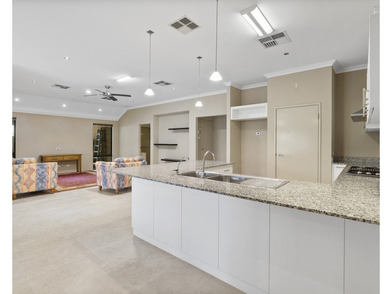 2 Isaba Parkway, Seville Grove WA 6112