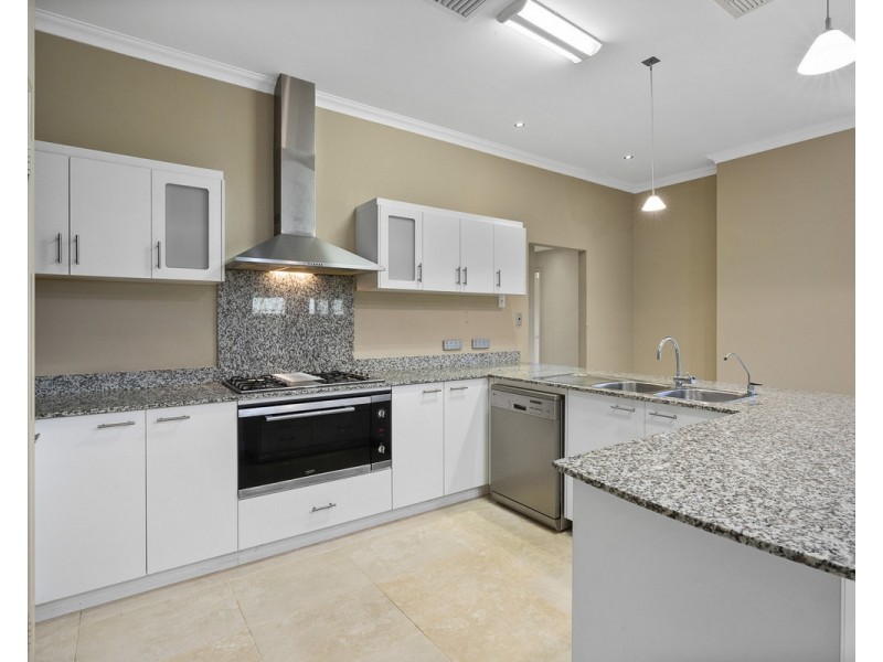 2 Isaba Parkway, Seville Grove WA 6112