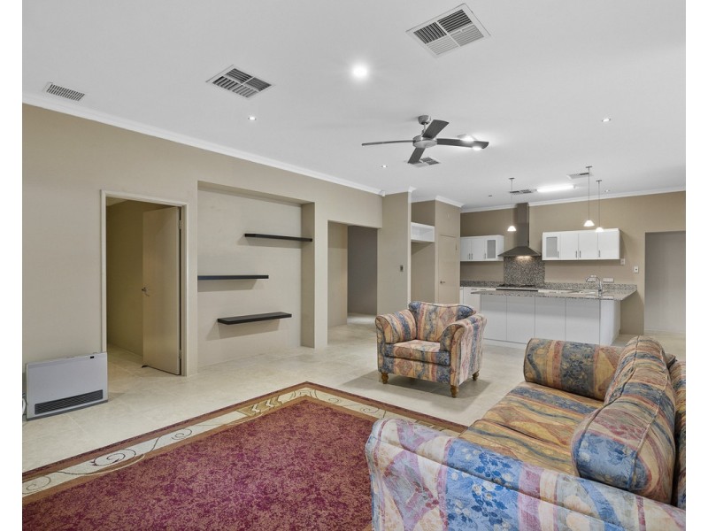 2 Isaba Parkway, Seville Grove WA 6112