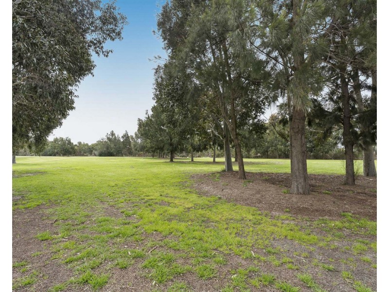 2 Isaba Parkway, Seville Grove WA 6112