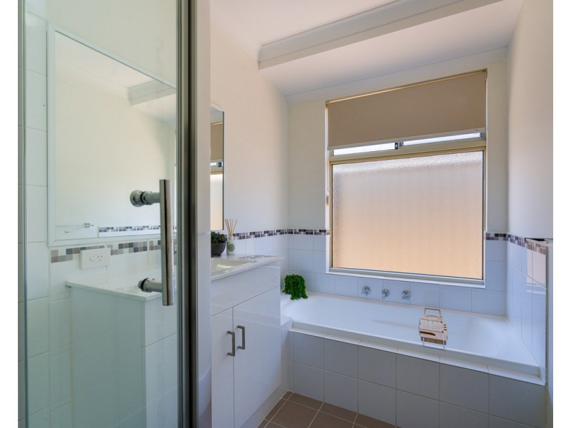 24 Benalla Crescent, Byford WA 6122