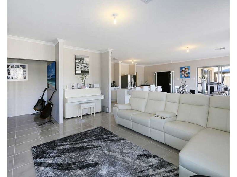 13 Lee-Steere Crescent, Piara Waters WA 6112