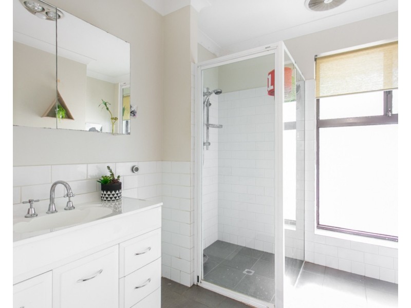 17 Henrietta Avenue, Mount Nasura WA 6112