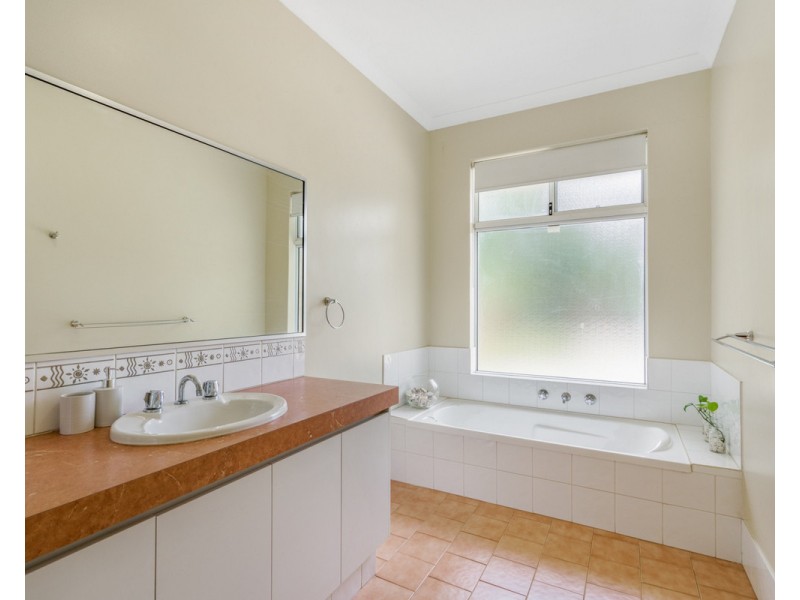 2 Maclean Street, Roleystone WA 6111