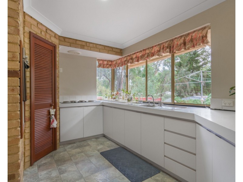 8 Wygonda Road, Roleystone WA 6111