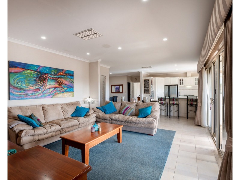 5 Higgins Place, Mount Nasura WA 6112