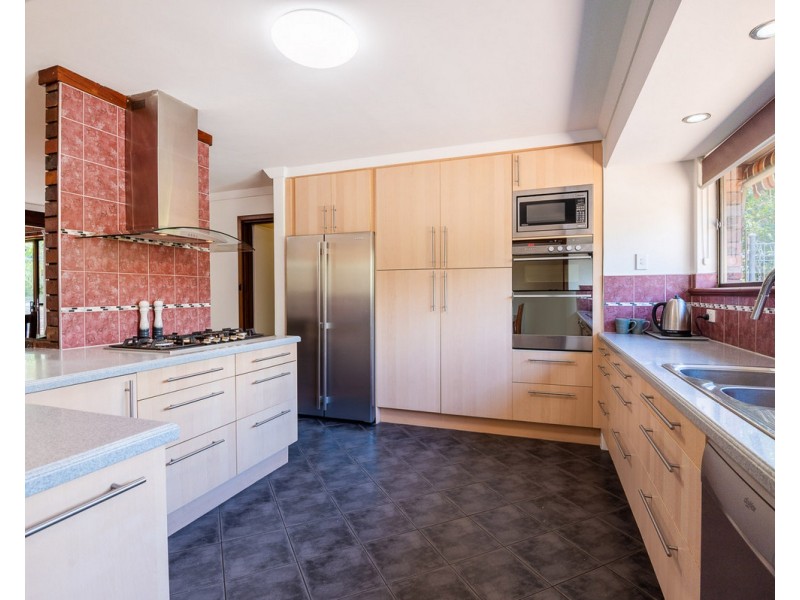 8 Stonegate Road, Roleystone WA 6111