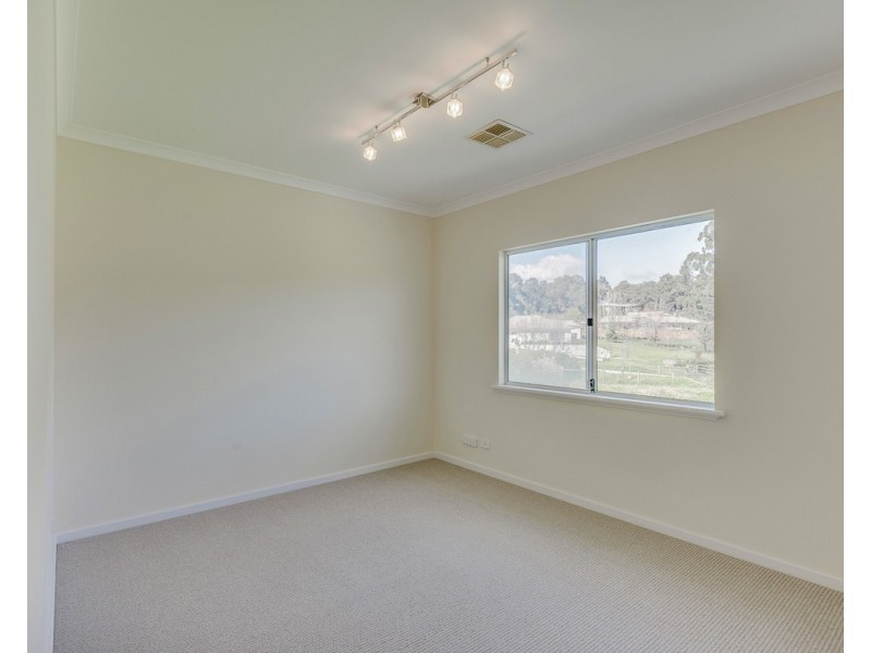 16 Vincent Lookout, Bedfordale WA 6112