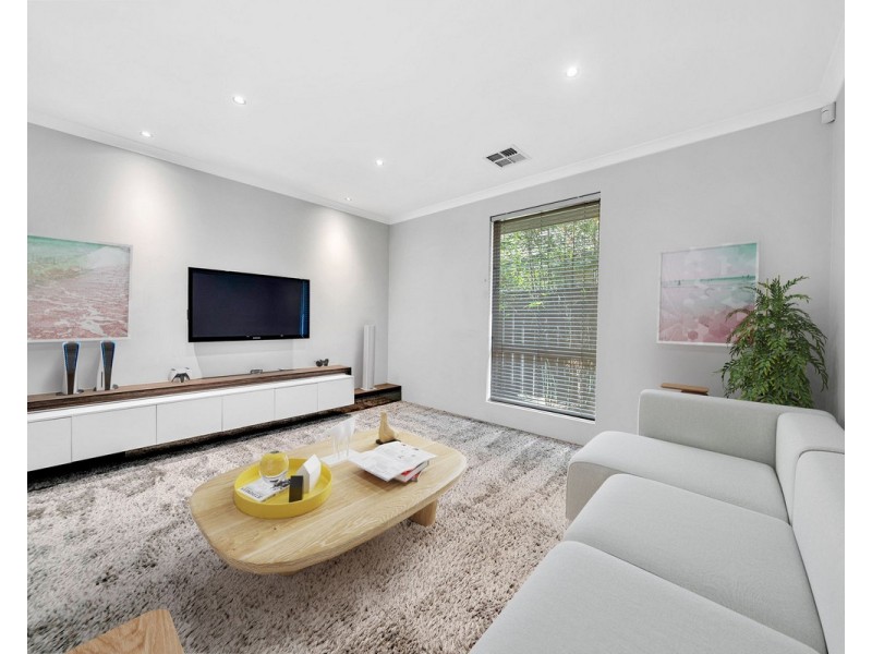 15 Jindabyne Street, Hilbert WA 6112