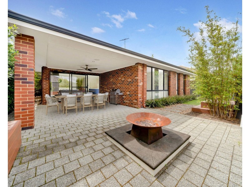 15 Jindabyne Street, Hilbert WA 6112