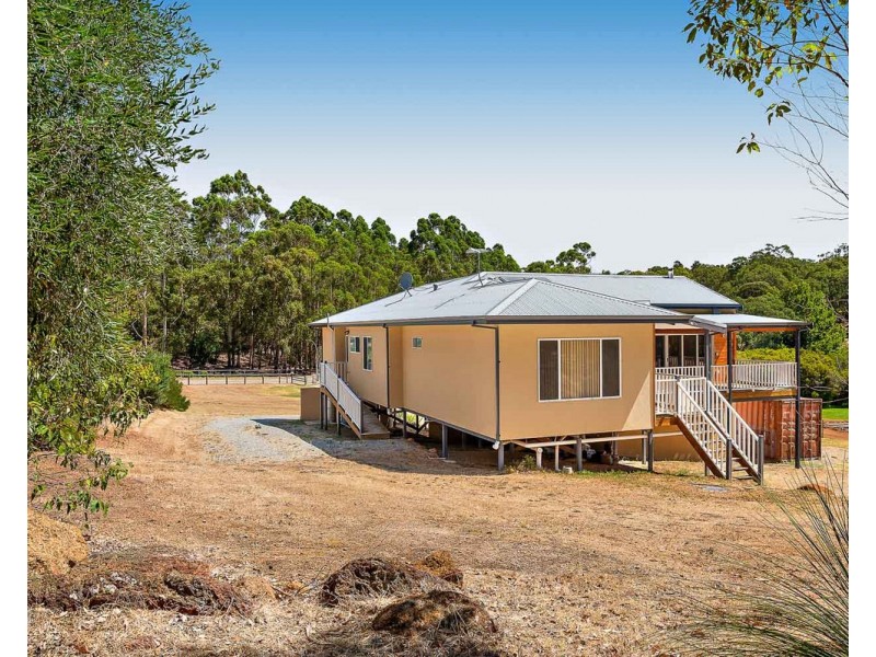 16 Vincent Lookout, Bedfordale WA 6112
