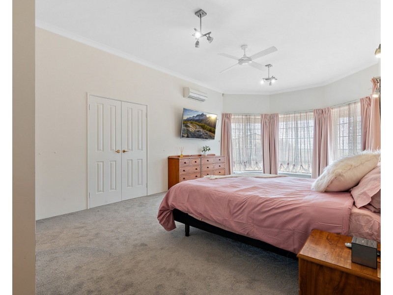 8 Kimber Rise, Bedfordale WA 6112