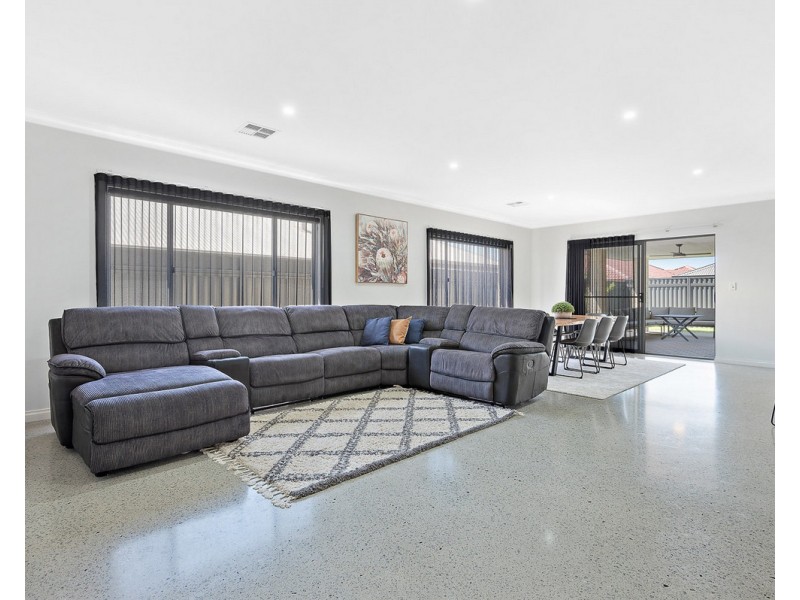 14 Balivanich Loop, Seville Grove WA 6112
